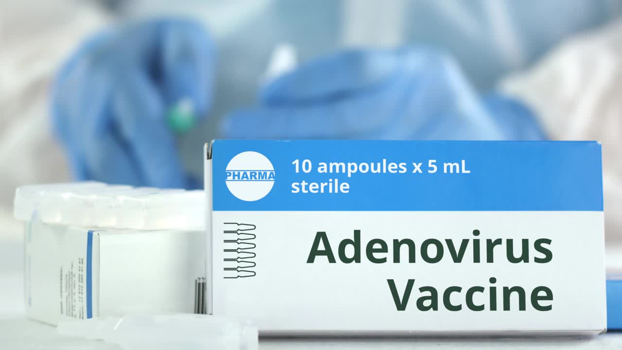 盒子里装着腺病毒疫苗放在桌子上防止实验室助理或医生模糊。虚构的phaceutical标志