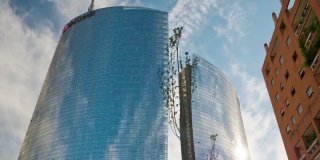 意大利日落光米兰市现代街区著名建筑全景4k时间推移