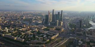 俄罗斯阳光下的日落莫斯科现代城市交通环路空中全景4k