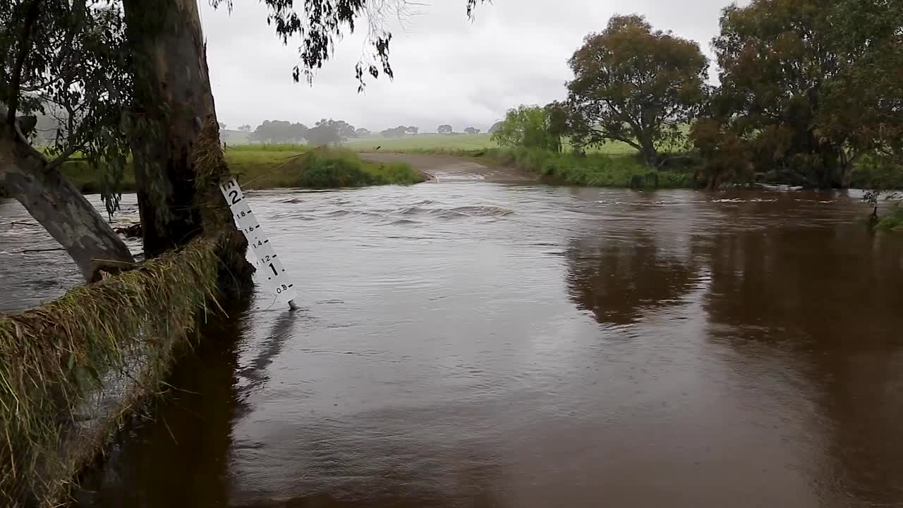 渡河完全被深而快的水流覆盖