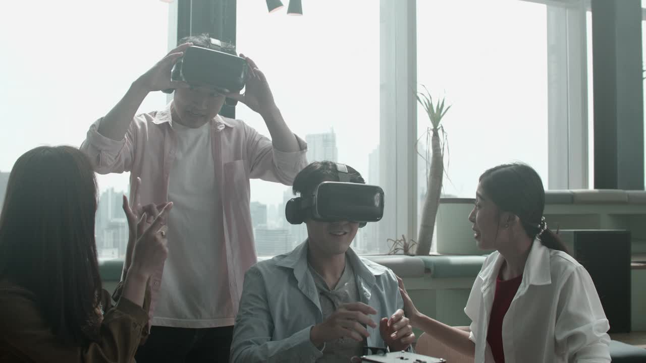 亚洲年轻人使用虚拟现实模拟器检查他们的项目概念，学习创新的未来技术