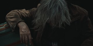 可怜的无家可归的老人。