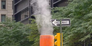 纽约曼哈顿街道上的烟囱冒出的烟，慢动作180帧/秒