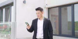 年轻的亚洲商人使用手机或智能手机摄像头在线视频通话