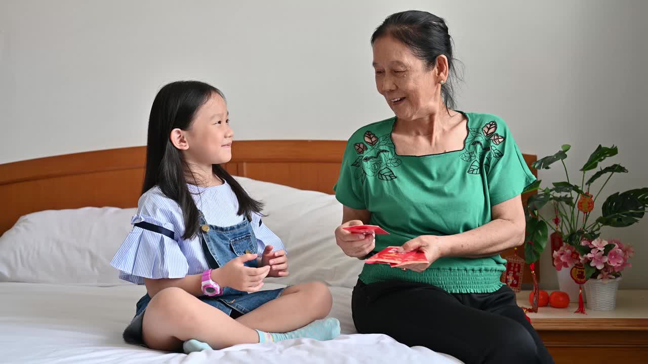 亚洲孙女春节期间在卧室里接受奶奶给的红包