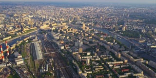 俄罗斯阳光明媚的日落莫斯科现代城市河空中全景4k