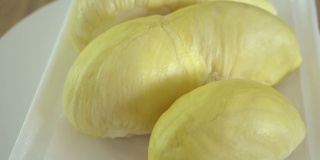 榴莲流行泰国热带传统水果美味，榴莲水果放在白色盘子里。