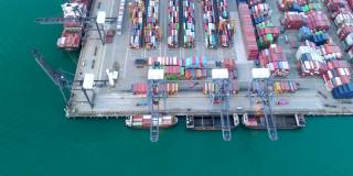 无人机航拍繁忙港口集装箱运输