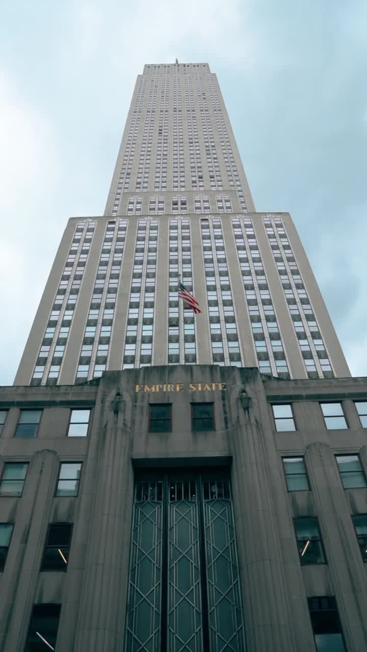 纽约帝国大厦入口处飘扬着美国国旗