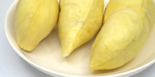 榴莲流行泰国热带传统水果美味，榴莲水果放在白色盘子里。