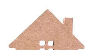 房屋木质物品以白色为背景，房屋租借协议重要。
