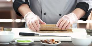 寿司师傅使用竹席。