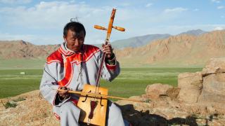 蒙古族传统喉歌手在西部阿尔泰山附近的户外练习视频素材模板下载