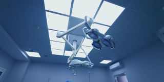 重症监护室配备了现代化的照明设备。手术台上的灯亮了起来。医疗设备。