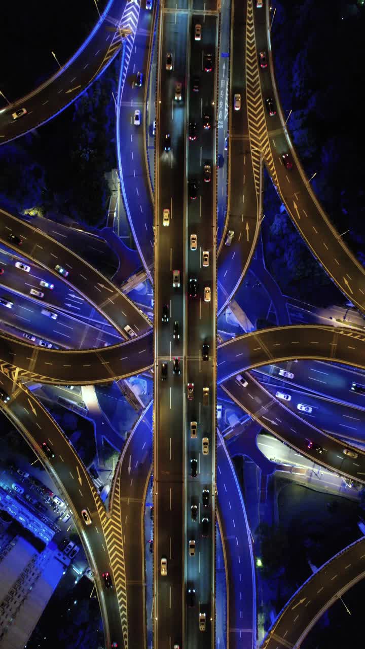夜间的立交桥和城市交通