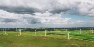 T/L PAN航拍草原上的风力涡轮机农场