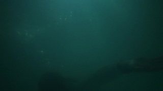 一个穿着衣服的人正在水里溺水视频素材模板下载