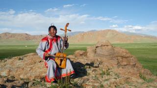 蒙古族传统喉歌手在西部阿尔泰山附近的户外练习视频素材模板下载