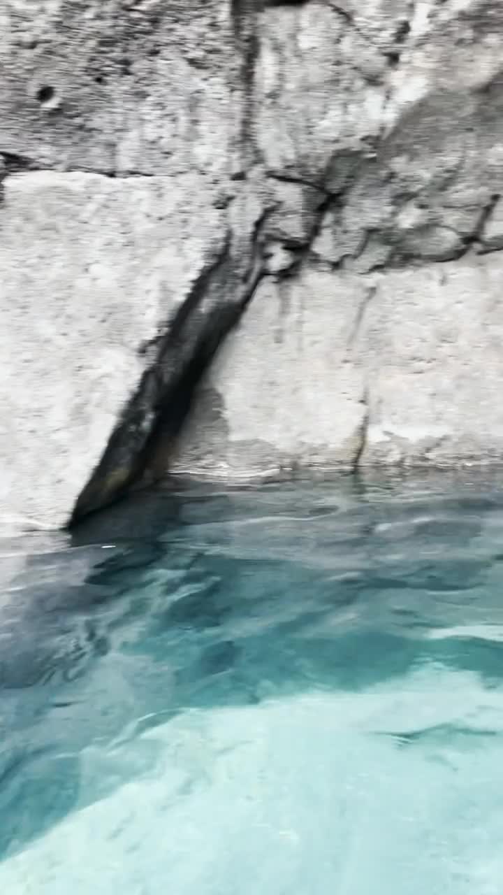 冰岛的地热泻湖与巨石相遇