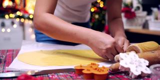 女人在寒假在家做姜饼。为圣诞节和新年自制的圣诞饼干。