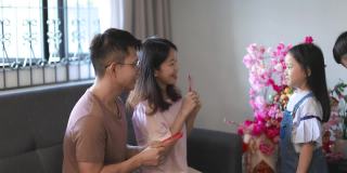 真正的中国父母在中国新年给孩子发红包
