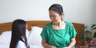 中国农历新年，孙女在收到红包后给了奶奶一个大大的拥抱