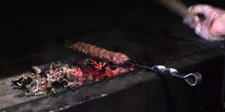 卢拉烤肉串是在烤肉串上用热炭烤的。街头食品的概念