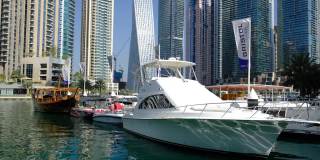 阿联酋，迪拜，2021年2月15日:迪拜码头的天际线，码头运河，现代摩天大楼，豪华酒店。海湾里阳光灿烂的一天，平静的海浪反射着阳光