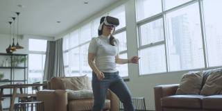 女人玩虚拟现实游戏元宇宙数字世界技术AR增强现实控制