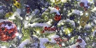 雪花下的圣诞树上装饰着玩具和花环。