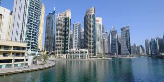 阿联酋，迪拜，2021年2月15日:迪拜码头的天际线，码头运河，现代摩天大楼，豪华酒店。海湾里阳光灿烂的一天，平静的海浪反射着阳光