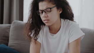 特写疲惫的非洲裔美国千禧一代妇女摘掉眼镜遭受偏头痛或头痛，不健康的疲惫的混血女性头晕或视力模糊在家里过度工作视频素材模板下载