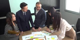 亚洲商务人士在现代办公室讨论新项目
