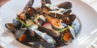 海鲜餐厅的盘子里的牡蛎。贻贝葡萄酒开胃菜