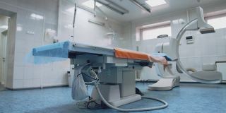 空的手术室。手术床位于手术室中间，配备了现代化的医疗设备。医疗设备。