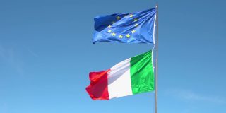 意大利和欧盟国旗的慢动作。