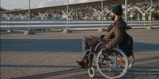 一个残疾人独自在街上行走