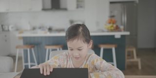 混合亚洲女孩在家里用笔记本电脑视频通话，使用缩放在线虚拟课堂，社交距离，在家上学，远程学习，新常态概念