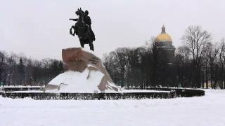 俄罗斯圣彼得堡，冬天，以圣以撒大教堂为背景的彼得大帝纪念碑视频素材模板下载
