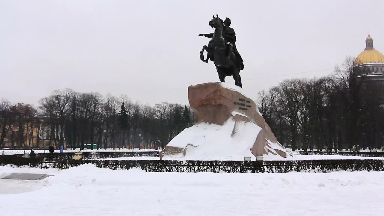 彼得大帝纪念碑全景背景在圣以撒大教堂冬季，圣彼得堡，俄罗斯