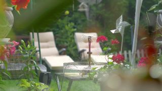 花园中舒适的日光浴床和喷泉，慢动作180帧/秒视频素材模板下载