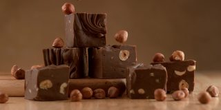 榛子巧克力软糖与成分下降在慢动作。使用幻影Flex 4K相机拍摄。