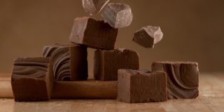 巧克力软糖，原料以慢动作落下。使用幻影Flex 4K相机拍摄。