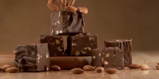杏仁巧克力软糖与原料下降在慢动作。使用幻影Flex 4K相机拍摄。