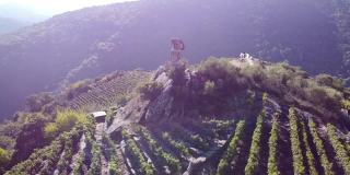 Ribeira Sacra，沿着希尔河的葡萄园种植梯田和葡萄收获者的贡品纪念碑