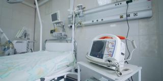 新的病床和设备在洁净室里。空荡荡的重症监护室。配备现代化医疗设备的医院病床。