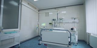 门诊复苏室空无一人。重症监护病房的病床配备了现代化的医疗设备。干净的急诊室。