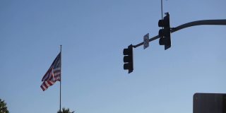 美国国旗在旗杆上飘扬的汽车pov, 180帧/秒