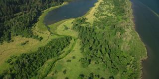 俄勒冈州(约2021年):哥伦比亚河峡谷灯塔岩的鸟瞰图。用直升机用RED 8K拍摄的Cineflex。