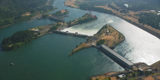 俄勒冈州(约2021年):哥伦比亚河峡谷上博纳维尔水坝的鸟瞰图。用直升机用RED 8K拍摄的Cineflex。